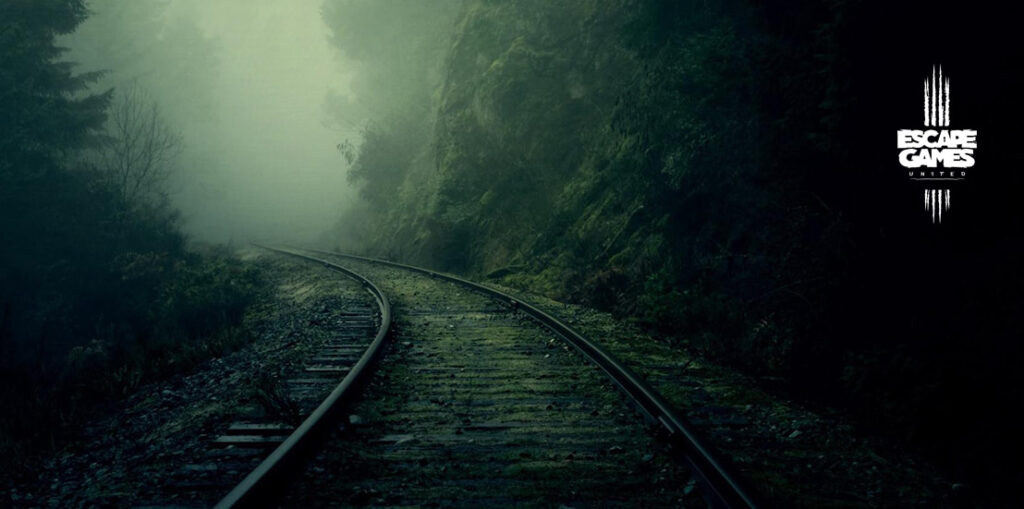 Image de rail dans le brouillard avec le logo d'Escape Games United